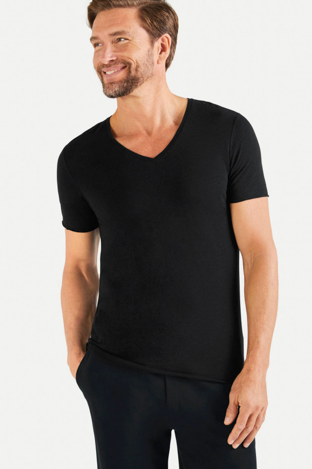 Juvia T-Shirt mit V-Ausschnitt in Schwarz