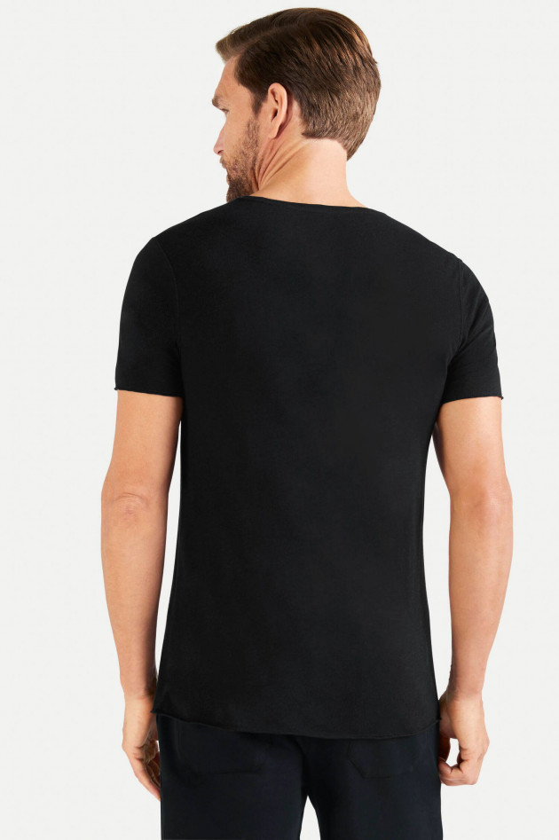 Juvia T-Shirt mit V-Ausschnitt in Schwarz