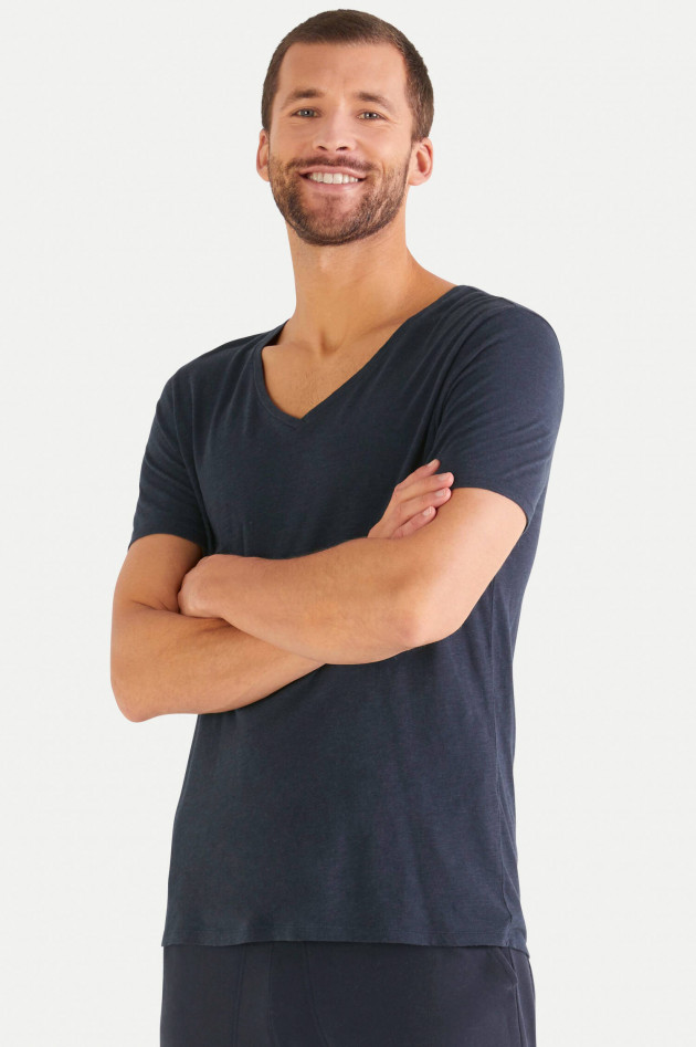 Juvia T-Shirt mit V-Neck in Navy