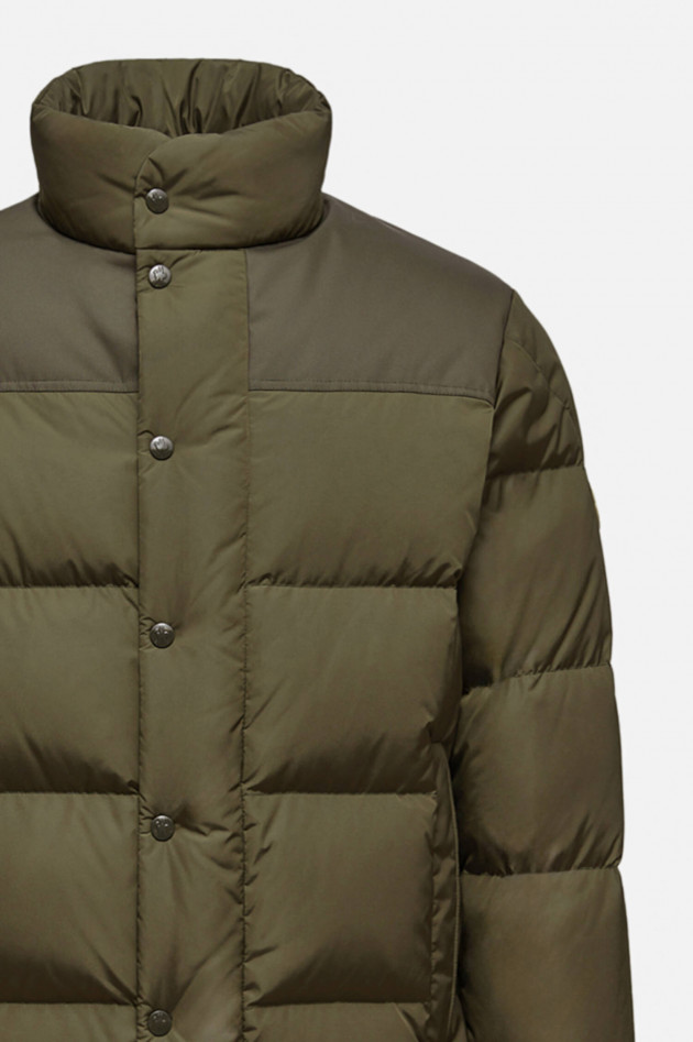 Moncler Daunenjacke mit andersfarbigen Einsatz in Oliv