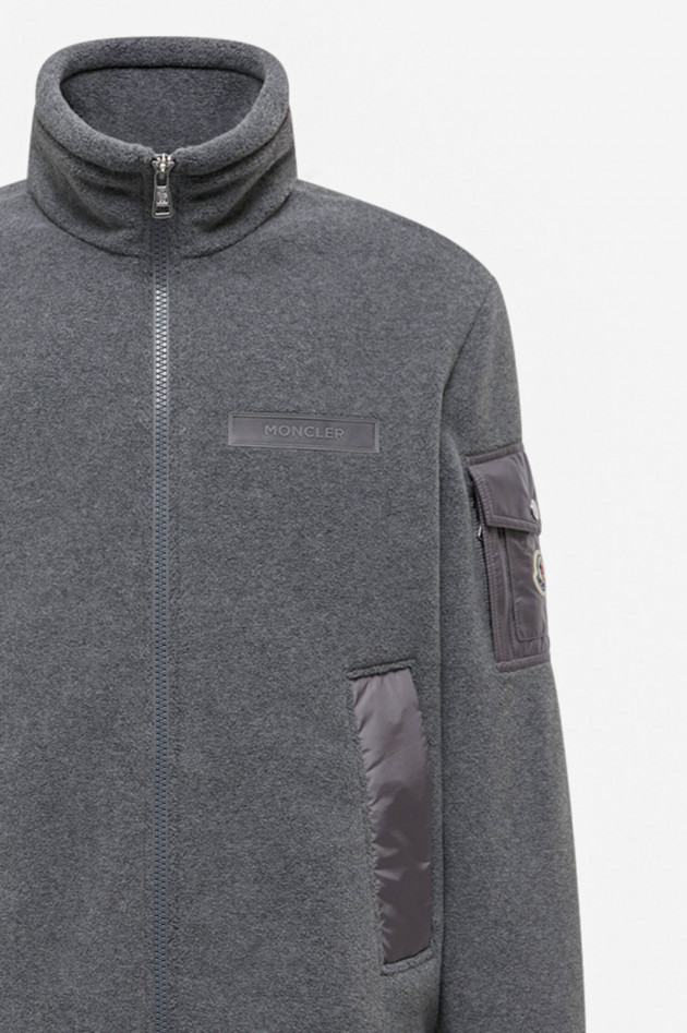 Moncler Fleecejacke mit Logo-Patch in Steingrau