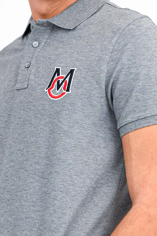 Moncler Kurzarm Polo mit Logo-Stitching in Grau