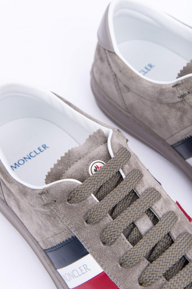 Moncler Veloursleder Sneaker mit Logo in Hellgrau