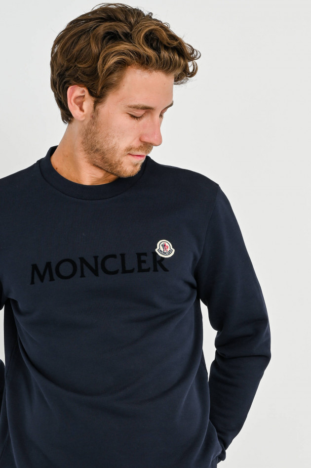 Moncler Sweater mit Schriftzug aus Samt in Navy