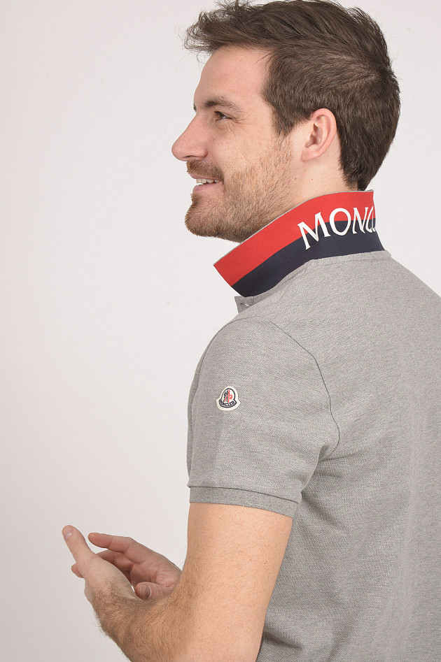Moncler Poloshirt mit Schriftzug am Innenkragen in Grau