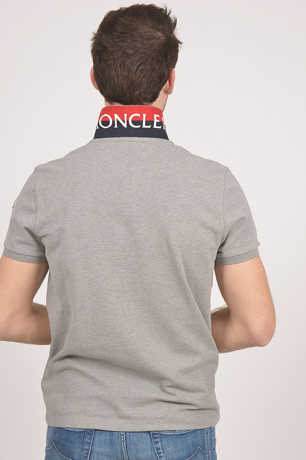 Moncler Poloshirt mit Schriftzug am Innenkragen in Grau