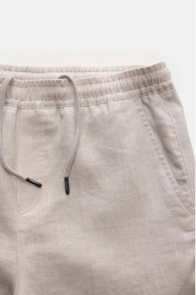 Leinenshort in Natur