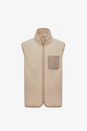 Teddy-Weste mit aufgesetzter Tasche in Beige