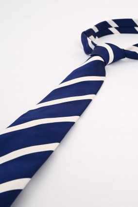 Gestreifte Krawatte in Blau/Weiß