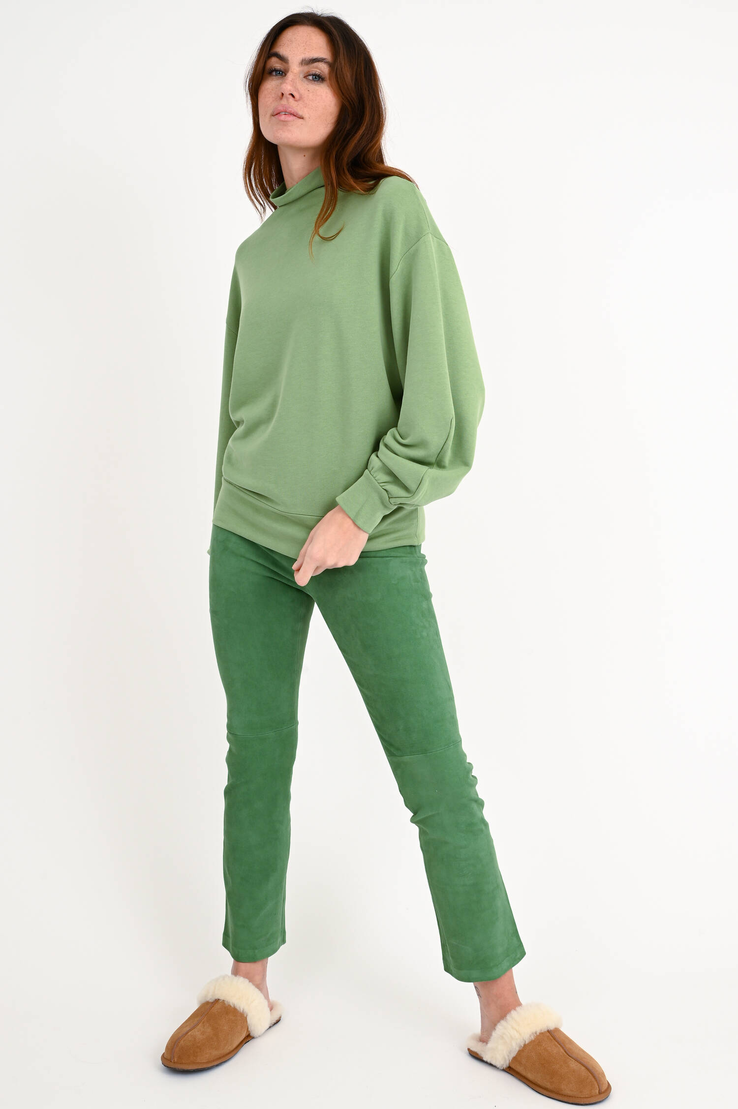 Love Joy Victory Sweatshirt mit Turtleneck in Salbeigrün | GRUENER.AT